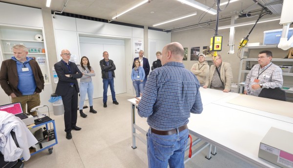 Bei der Führung durch die Werkstatt des Kölner Stadtarchivs